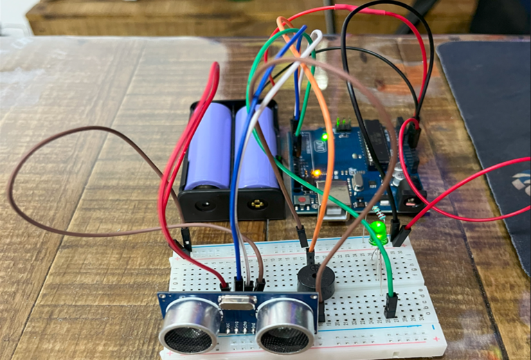 🔬🤖 ¡Un Viernes de Consejo Técnico fuera de este mundo en RobotiKlub! 🚀